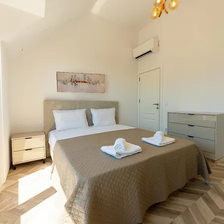 Elegant And Sunny With Free Parking Апартаменти